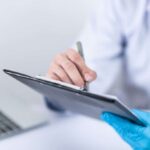 Κιάτο: Όχημα «ξήλωσε» δέντρο και κατέληξε σε κατάστημα