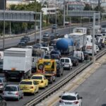 Ναύπακτος: Σοκαριστικό βίντεο ντοκουμέντο από τη στιγμή που μητέρα σώζει το παιδί της από τροχαίο