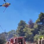 Φωτιά σε διαμέρισμα πολυκατοικίας στην Καλλιθέα – Μια ηλικιωμένη πήδηξε από το μπαλκόνι για να σωθεί