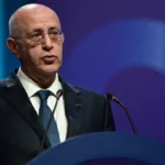 Κιάτο: Όχημα «ξήλωσε» δέντρο και κατέληξε σε κατάστημα