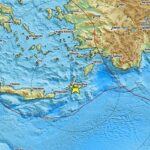 Απίστευτες εικόνες από την Ελαφόνησο: Καταπέλτης ανοιχτός εν πλω – Άνδρας κολυμπούσε στη θάλασσα για να ανέβει στο πλοίο