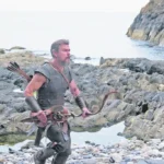 Τον γύρο του κόσμου κάνουν οι εικόνες με αυτοκίνητα που περνούν κατεστραμμένη γέφυρα στη Λάρισα