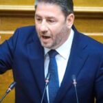 Μητσοτάκης στη Βουλή: Μείωση 10 λεπτών στη βενζίνη και 5 λεπτών στο ντίζελ