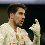 Conference League: Αμυντικός έπιασε την μπάλα γιατί νόμιζε ότι είχε βγει άουτ και η ομάδα του αποκλείστηκε με πέναλτι