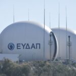 Απίστευτες εικόνες από την Ελαφόνησο: Καταπέλτης ανοιχτός εν πλω – Άνδρας κολυμπούσε στη θάλασσα για να ανέβει στο πλοίο
