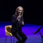 Η Λυδία Βενιέρη «λούζει» την Τήνο με το «Σεληνόφως» της 