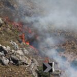 Πόρτο Γερμενό: Εφιαλτική νύχτα με τη φωτιά εκτός ελέγχου – Οι φλόγες «ζώνουν» Βενίζα, Μύτικα και Ψάθα