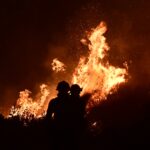 Αποκολλήθηκε μεγάλο τζάμι από μπαλκόνι στο κέντρο της Αθήνας – «Εάν έπεφτε σε άνθρωπο θα τον σκότωνε» [Εικόνες-Βίντεο]