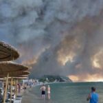 Φόβοι για αναζωπύρωση της φωτιάς στη Χαλκιδική: Καμένα σπίτια στη Σίβηρη – Δραματικές εκκενώσεις δια θαλάσσης