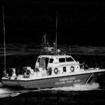 Τρίτη νύχτα αγωνίας στη Δ. Αττική: Μάχη για να κρατηθεί η φωτιά πριν ξημερώσει – Εκκενώσεις, καμένα σπίτια και η βαριά σκιά της τραγωδίας με τα ελικόπτερα