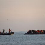 Δεκάδες μετανάστες αποβιβάστηκαν σε παραλία της Ισπανίας – Η αντίδραση των λουόμενων
