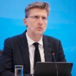 Νυχτερινοί ψεκασμοί με «τουρμπίνες» στην Ανατολική Αττική – Τα ειδικά οχήματα και τα στάσιμα νερά στη Λούτσα – Εικόνες από drone