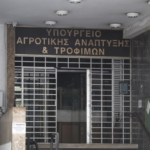 Αυτοκίνητο τυλίχτηκε στις φλόγες στην Αθηνών – Λαμίας: Σκόρπισε φωτιές στο πρανές πριν καταστραφεί ολοσχερώς