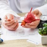 Ηλιοθεραπεία: Από την παραλία… στον δερματολόγο Λεωνίδας Καλλιδώνης
