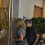 Γιώργος Μαζωνάκης: Αστυνομικοί έξω από το σπίτι του στη Βούλα, πολίτες άφησαν λουλούδια – Πού επικεντρώνεται η έρευνα της ΕΛ.ΑΣ.