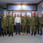 Ο δραματικός απεγκλωβισμός γυναίκας από φλεγόμενο σπίτι στο Αίγιο – Δείτε το βίντεο