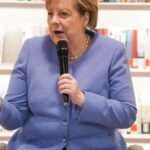 Σύρος: Νεαρή τουρίστρια από την Ιαπωνία ανασύρθηκε χωρίς τις αισθήσεις της από τη θάλασσα στην Αζόλιμνο