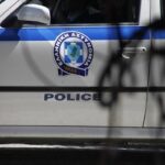 Κλεισμένη σε ένα σπίτι στον Μαραθώνα η οικογένεια του Γιώργου Μαζωνάκη – Ο πατέρας του ξεσπά: «Αν βοηθούσαν λίγο τα κανάλια, ο Γιώργος θα ήταν σήμερα εδώ μαζί μας»
