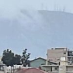 Χάος στη Λεωφόρο Βουλιαγμένης: Δίπλωσε νταλίκα και έπεσε η μπουλντόζα που μετέφερε