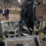 Αυτοκίνητο «προσγειώθηκε» σε αυλή σπιτιού στην Καστοριά: Παρά τρίχα γλίτωσαν οι κάτοικοι – Δείτε βίντεο και φωτογραφίες