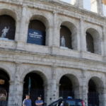 Καρέ-καρέ η ληστεία εξπρές στη Λυών: Έσπασαν τη βιτρίνα με σφυριά ενώ τους κατέγραφαν οι κάμερες