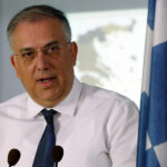 Βελτιωμένη εικόνα στη φωτιά στη Δροσοπηγή Αττικής – «Χειρουργικές» ρίψεις από τα εναέρια μέσα