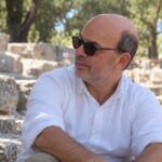 Ο αποχαιρετισμός των μαθητών του 2ου Γυμνασίου Ηλιούπολης στη διευθύντριά τους – Έγραψαν «καλό παράδεισο» με τις τσάντες τους