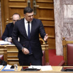 Κουκουλοφόροι επιτέθηκαν με μολότοφ και πέτρες σε δύο διμοιρίες των ΜΑΤ στα Εξάρχεια