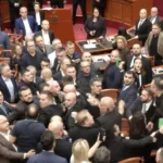Απίστευτο σκηνικό στο Μιλάνο: Ιερέας ύψωσε το μεσαίο δάχτυλο σε διαδηλωτές εν μέσω επεισοδίων – Viral το βίντεο