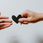 Κουκουλοφόροι επιτέθηκαν με μολότοφ και πέτρες σε δύο διμοιρίες των ΜΑΤ στα Εξάρχεια