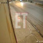 Τρομακτικό βίντεο από το θανατηφόρο τροχαίο στη Θηβών: Η μηχανή πέφτει σε κολόνα και τα κράνη εκσφενδονίζονται στην άσφαλτο